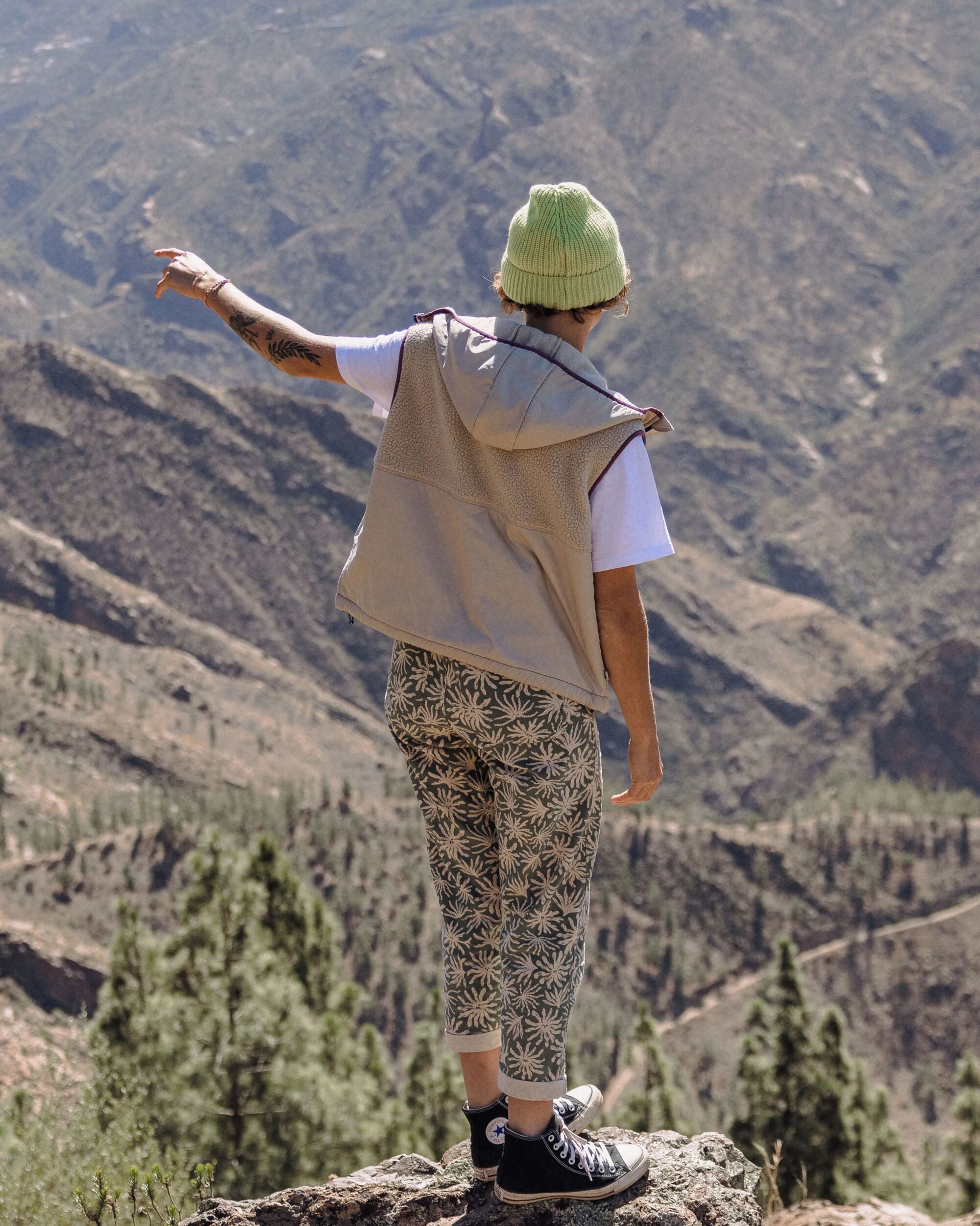 Beebalm Recycled Sherpa Fleece Vest - Oatmeal - Lifestyle